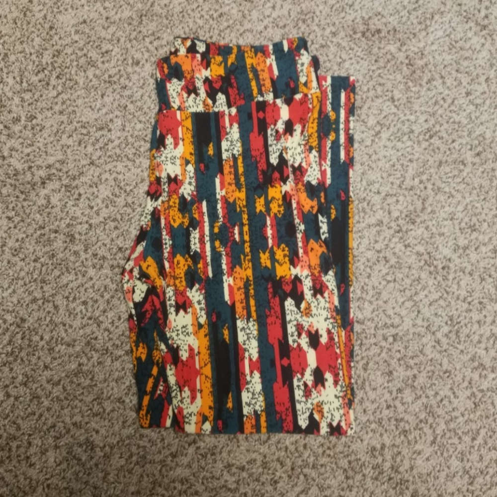 LuLaRoe Tall and Curvy Patterned Leggings